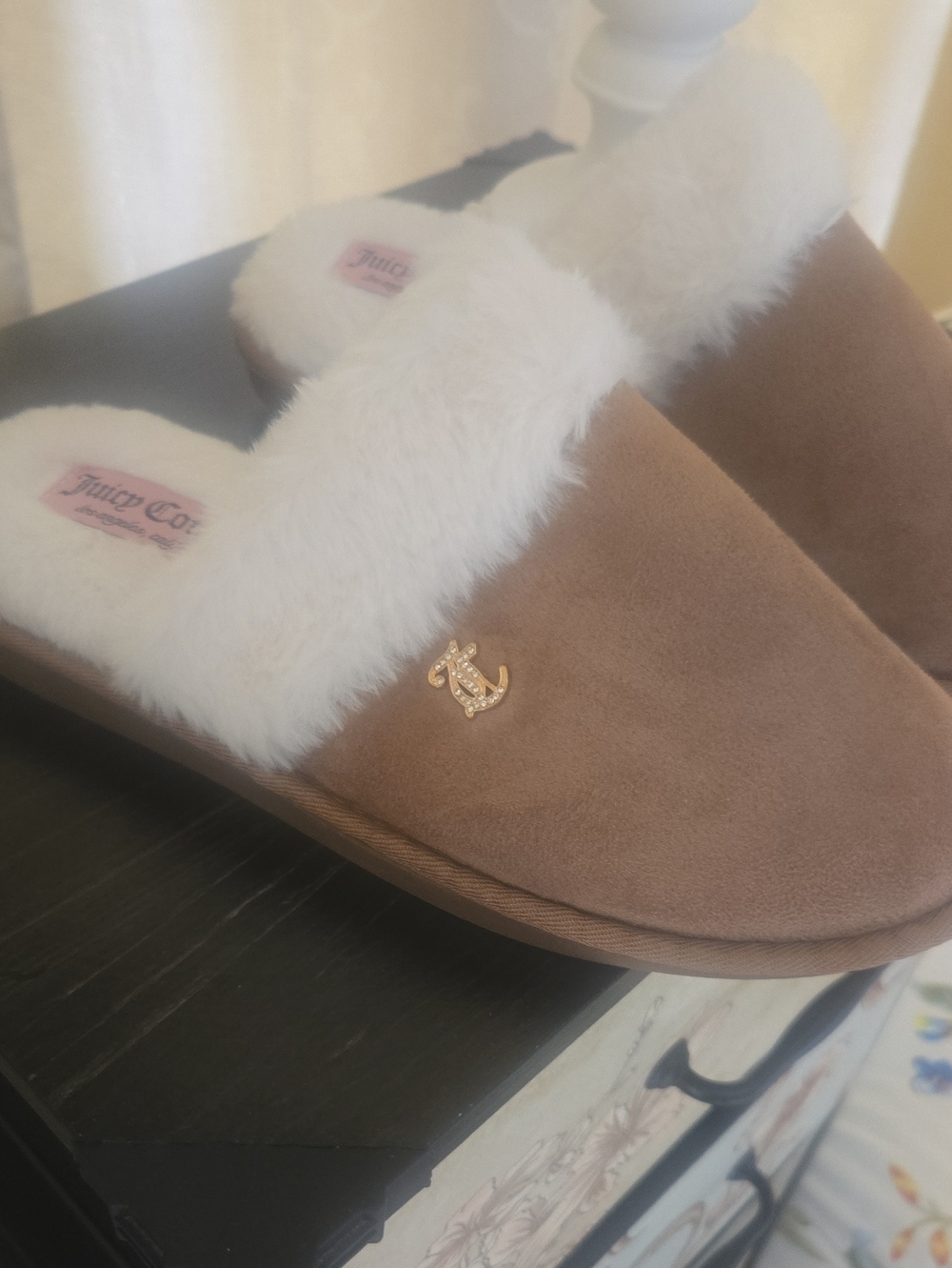 👡💥Juicy Couture Taupe Faux-Suede Slippers with White Faux-Fur Trim